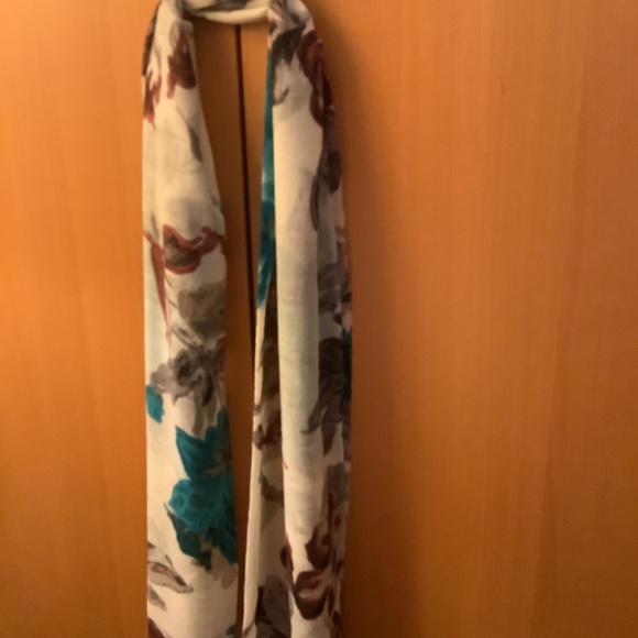 Pure wool scarves, two - Picture 3 of 4